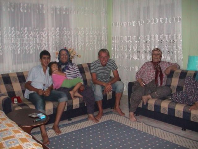 Orhan mit seiner Familie in Tuzla (Türkei)